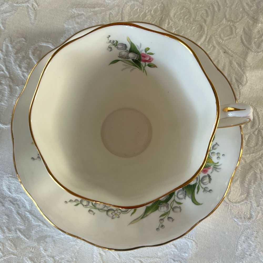 Vintage teacup.  Royal Albert Lilly of the Valley. - Picture 5 of 8